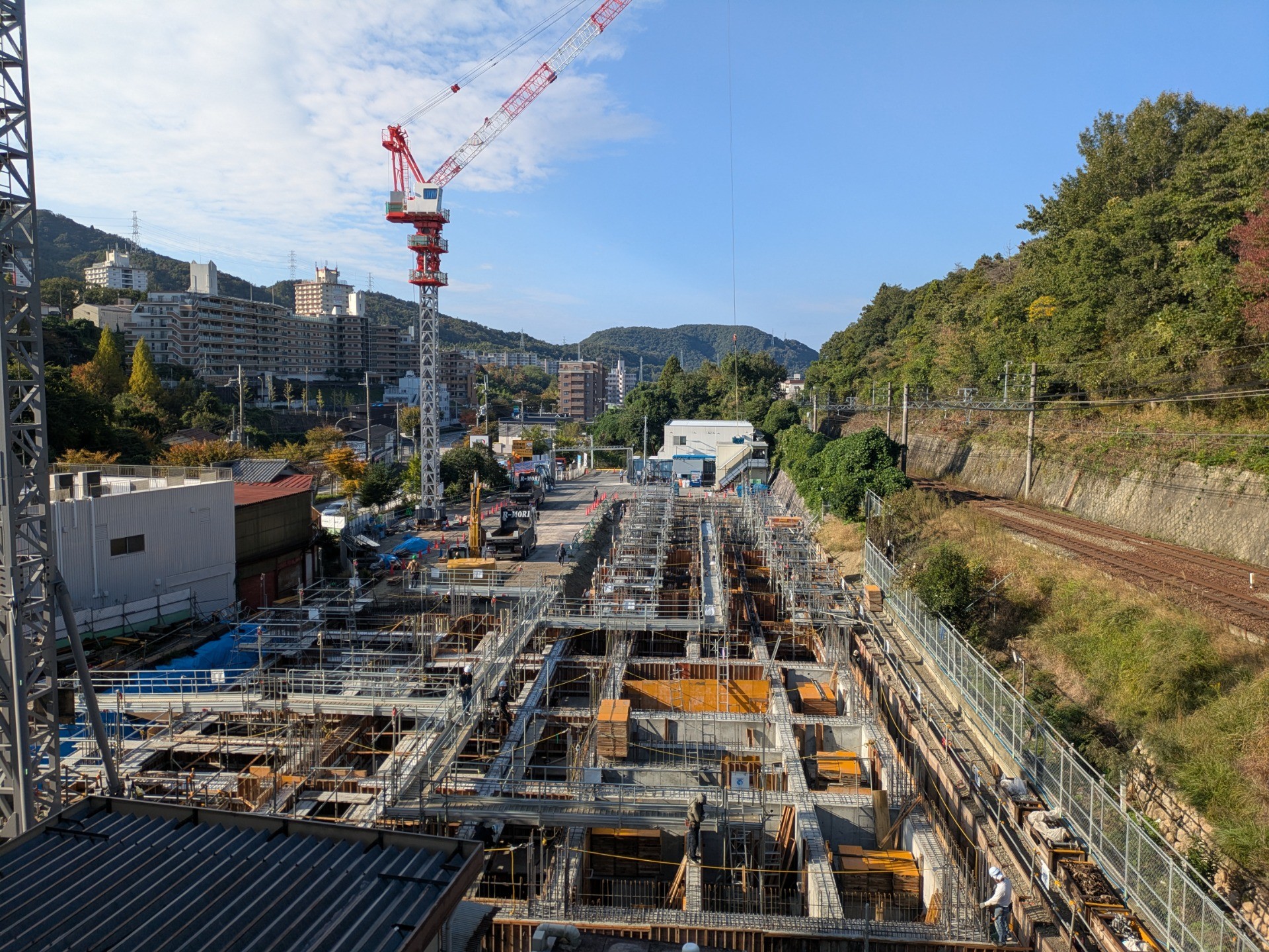 手前左側のコンクリート打設と、右奥工区の型枠設置が進行中です