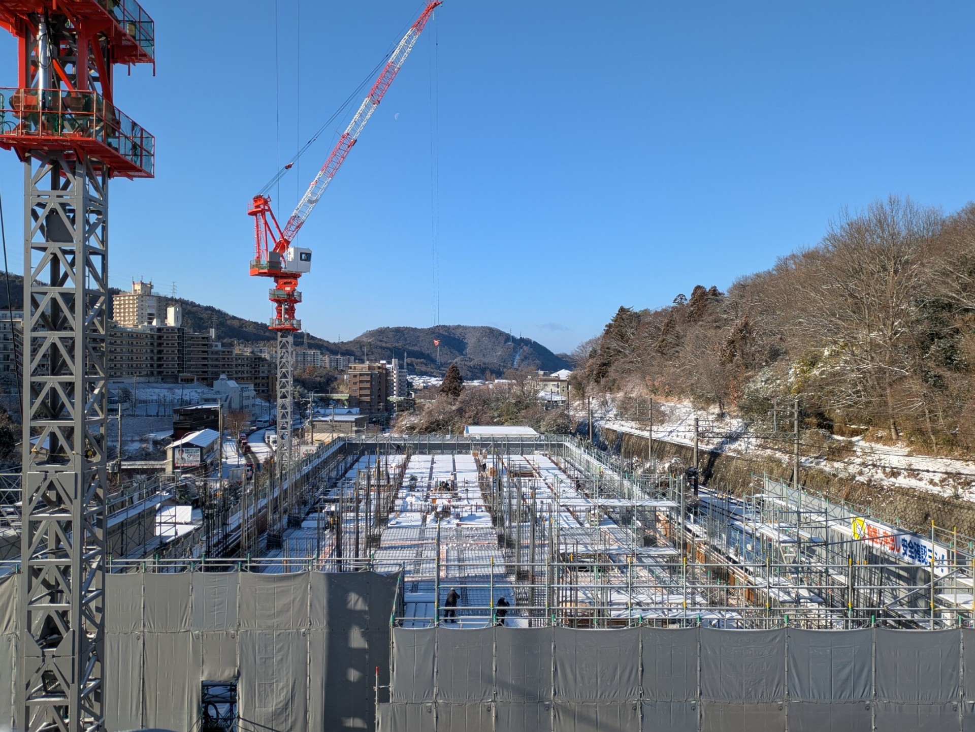 視点は屋上へ！雪を乗り越え、2階の骨組みが急成長