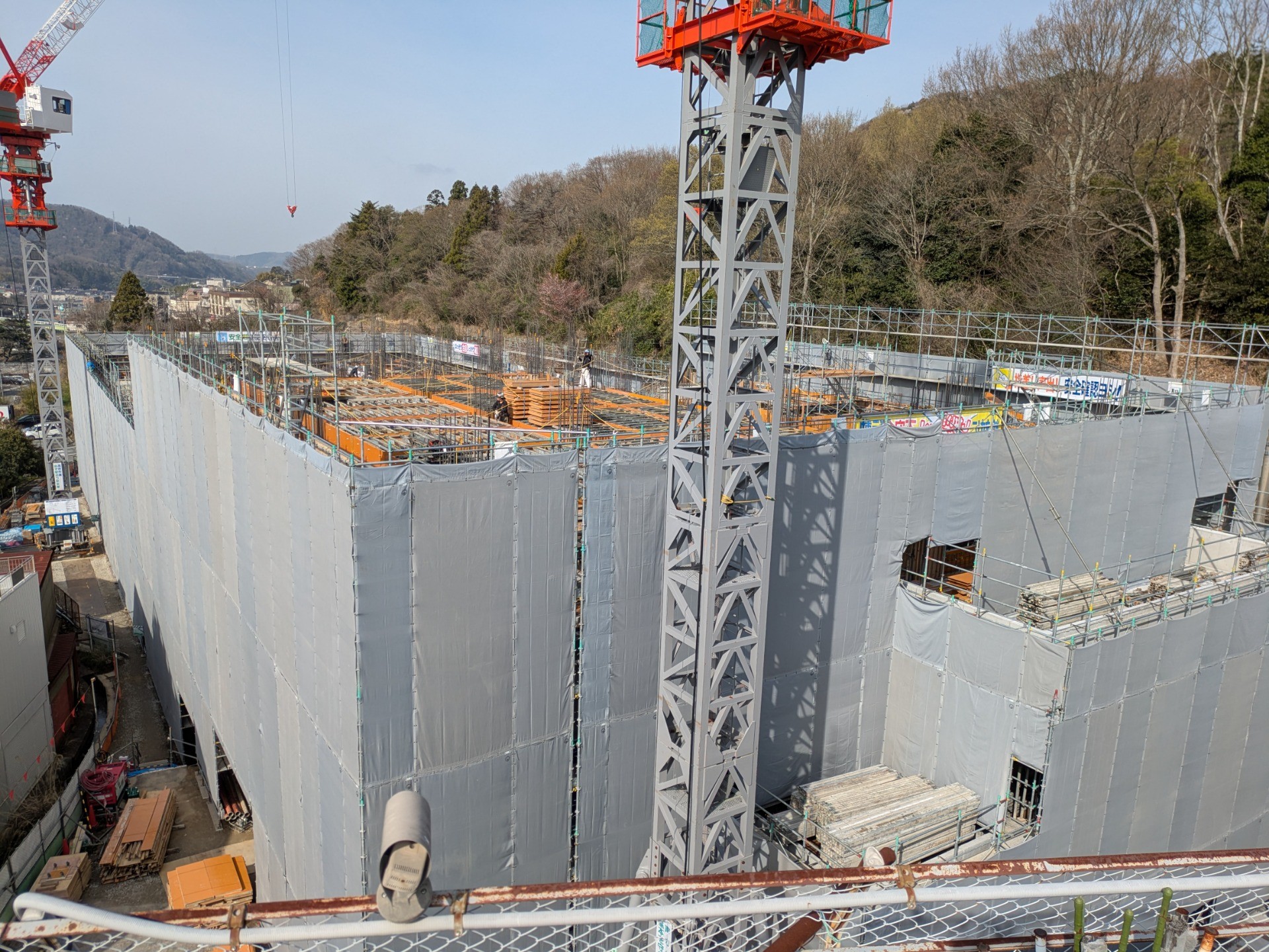 視点はさらに高く！建物がこちら側へ伸びてきました